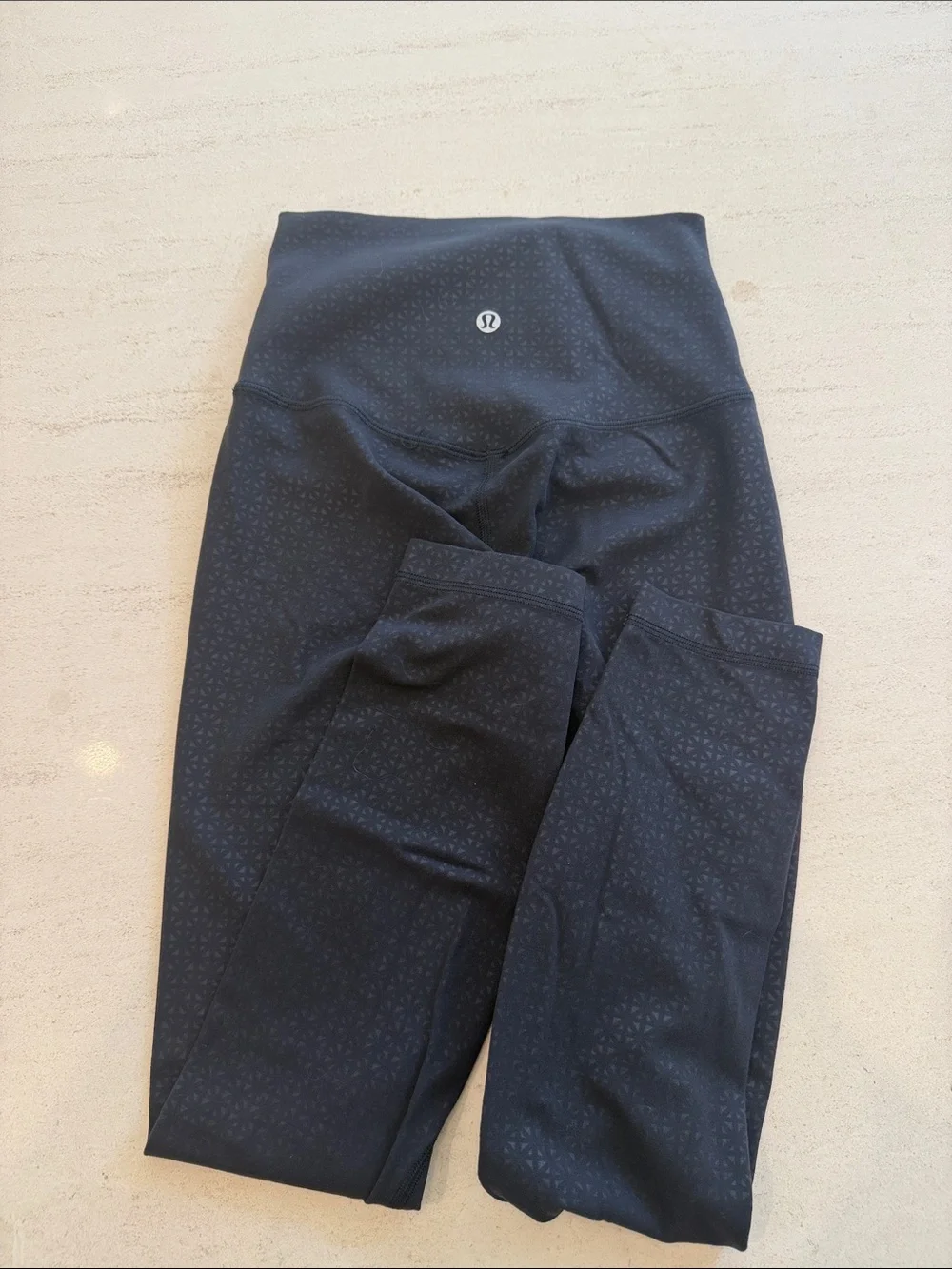 Lululemon Align High-Rise 25” legging in embossed black Sz 2